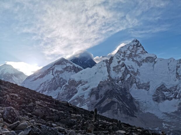 The Tibetan Highlands show a stunning display of snowy mountain peaks under a bright sky, 2K Desktop Wallpaper