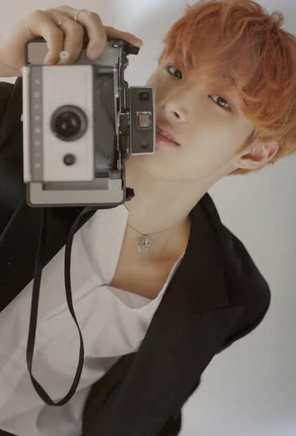 Song Min Gi Ateez is holding a vintage camera and smiling softly, HD Mobile Wallpaper