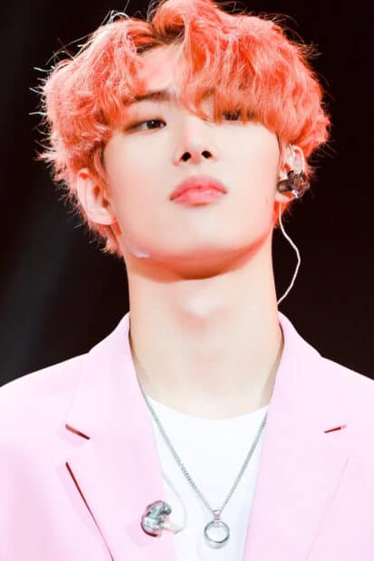 Song Min Gi Ateez wears a pink jacket and silver necklace on stage, HD Phone Wallpaper
