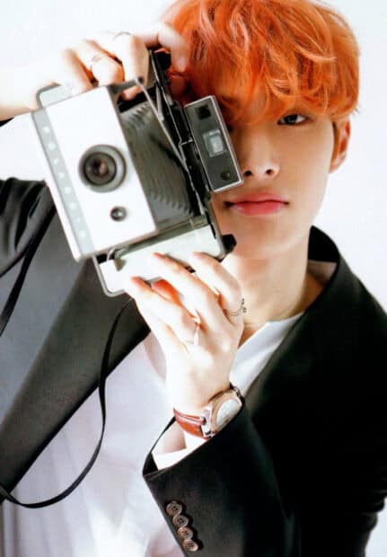 Song Min Gi Ateez is holding a retro camera while looking at the lens, HD Mobile Wallpaper