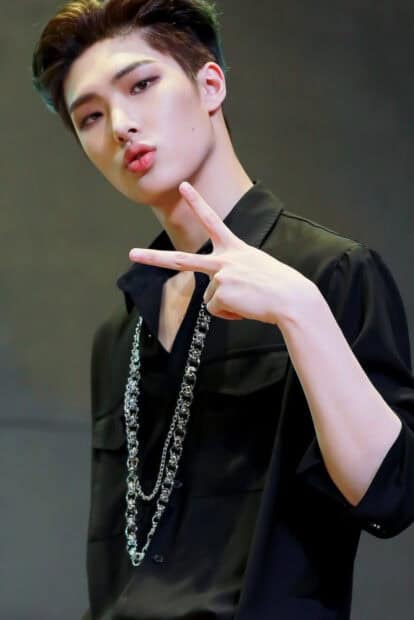 Song Min Gi Ateez is showing a peace sign while wearing a black shirt and chain, HD Phone Wallpaper