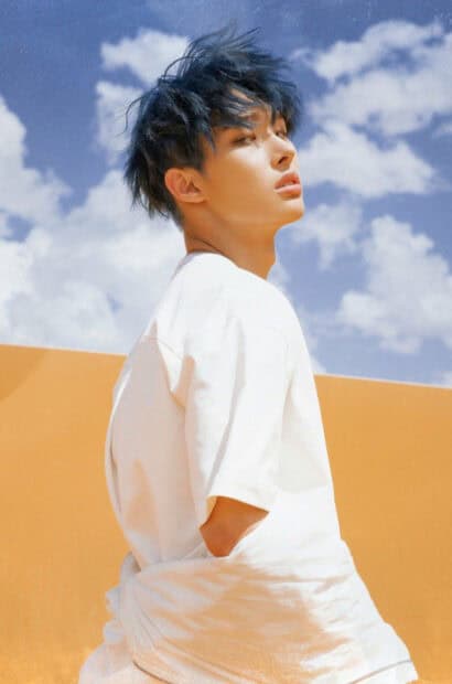 Song Min Gi Ateez stands in a white shirt against a blue sky with clouds, HD Phone Wallpaper