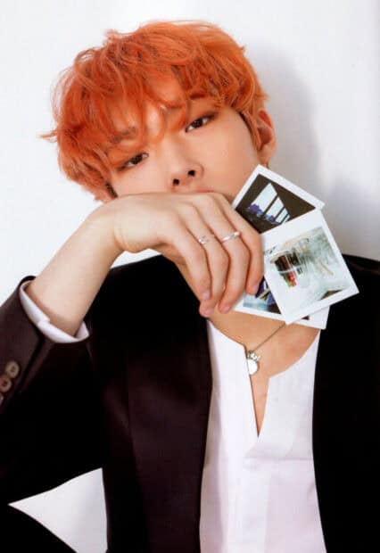 Song Min Gi Ateez holds photos with an intense gaze, HD Mobile Wallpaper