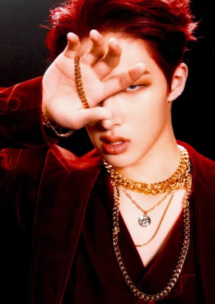 Song Min Gi Ateez wearing gold chains and red velvet jacket, HD Mobile Wallpaper