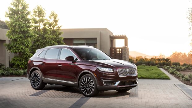 A maroon Lincoln car parked on driveway with greenery and a modern house in the background, 4K Desktop Wallpaper