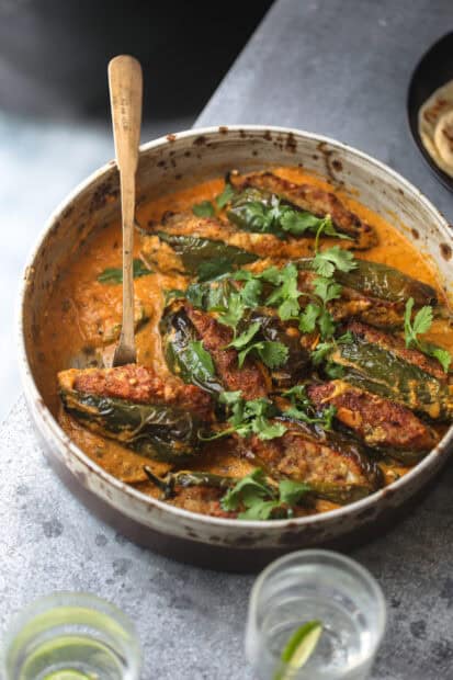 A close up of a spicy jalapeno dish garnished with fresh herbs in a rustic bowl, 2K Mobile Wallpaper