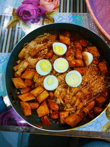 A pan filled with spicy enoki mushrooms, boiled eggs, and sausage slices, HD Mobile Wallpaper