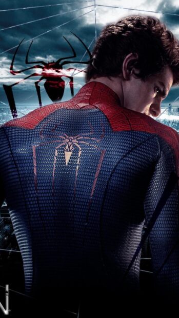 Spider Man Andrew Garfield looks over his shoulder in a cityscape, HD Phone Wallpaper