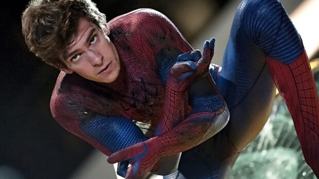 Spider Man Andrew Garfield crouches ready for action, HD Desktop Wallpaper
