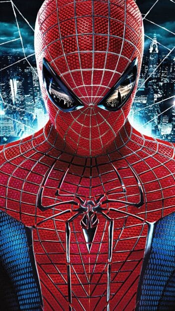 Spider Man Andrew Garfield is shown in a detailed suit with a city background, 2K Mobile Wallpaper