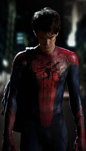 Andrew Garfield in Spider Man suit looking down with scars, HD Phone Wallpaper
