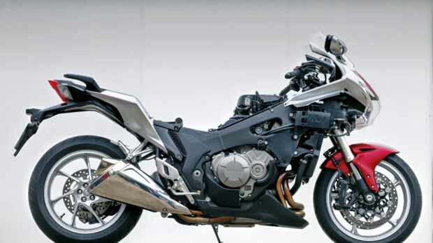 A sporty street bike is shown from the side highlighting its detailed engine and design, 4K Desktop Wallpaper