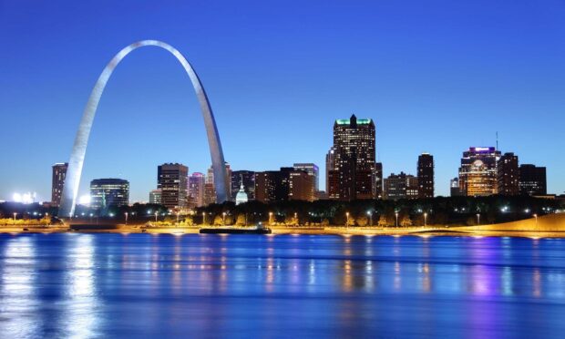 The St Louis skyline features the iconic Gateway Arch reflecting on the river at twilight, HD Desktop Wallpaper