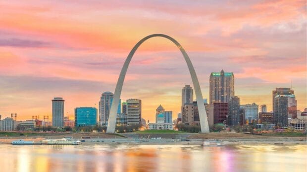 The St Louis skyline features the Gateway Arch under a colorful sunset sky, HD Desktop Wallpaper