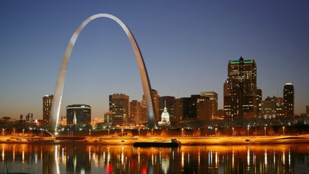 The St Louis skyline features the iconic Gateway Arch reflecting on the river at sunset, 4K Desktop Wallpaper
