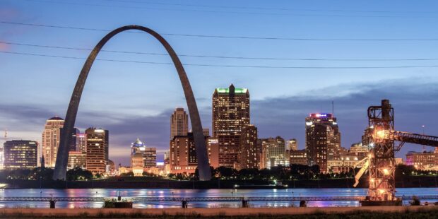 The St Louis skyline features the iconic Gateway Arch and illuminated buildings by the river, 2K Desktop Wallpaper