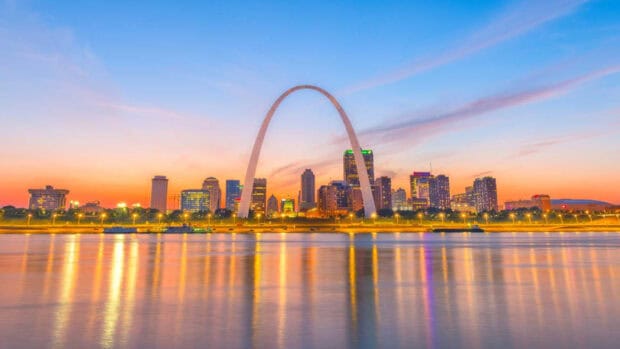 The St Louis skyline is beautifully reflected in the river at sunset with the iconic Gateway Arch, HD Desktop Wallpaper