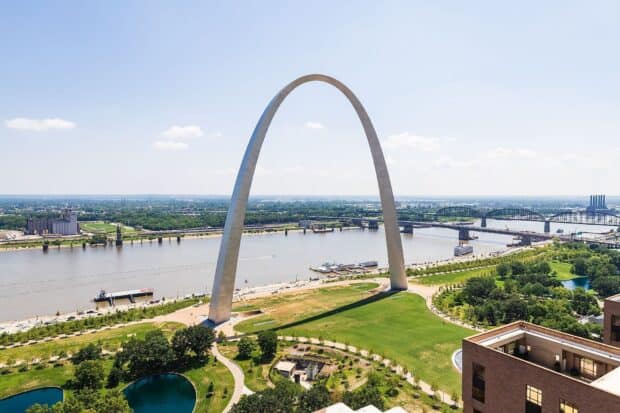 A scenic view of the St Louis skyline featuring the iconic Gateway Arch over the river, HD Desktop Wallpaper