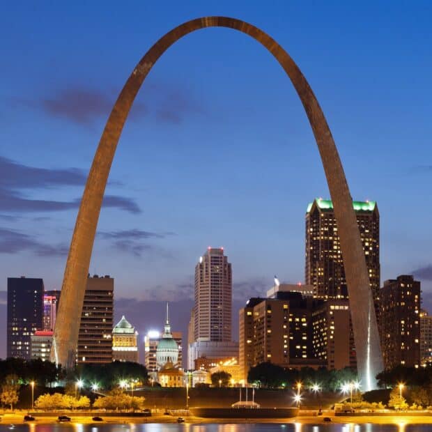 The St Louis skyline features the Gateway Arch illuminated against the evening sky, HD Desktop Wallpaper