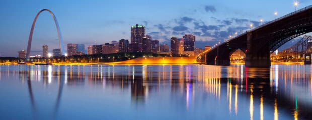 The St Louis skyline reflects on the calm river during dusk with the Gateway Arch and city lights, 2K Desktop Wallpaper