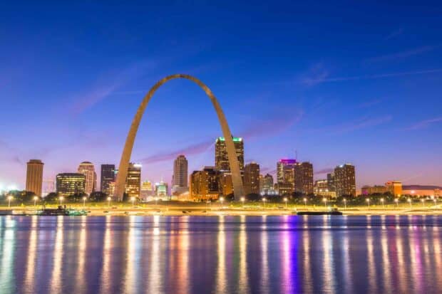 The St Louis skyline with the Gateway Arch is beautifully lit during dusk, HD Desktop Wallpaper