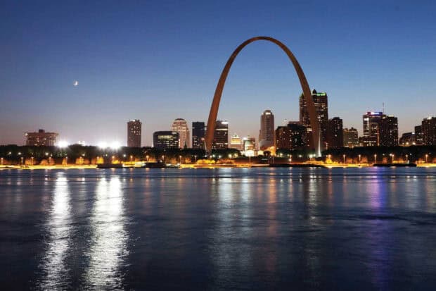 A clear view of the St Louis skyline with the Gateway Arch by the river at dusk, HD Desktop Wallpaper
