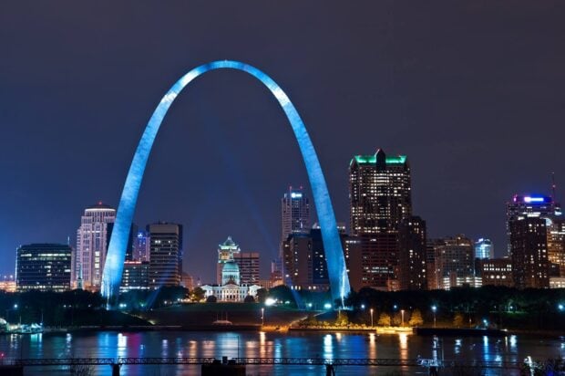 The St Louis skyline features the illuminated Gateway Arch and city buildings at night, HD Desktop Wallpaper