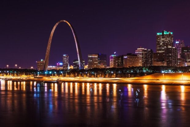 The St Louis skyline at night features the Gateway Arch reflected in the river, HD Desktop Wallpaper
