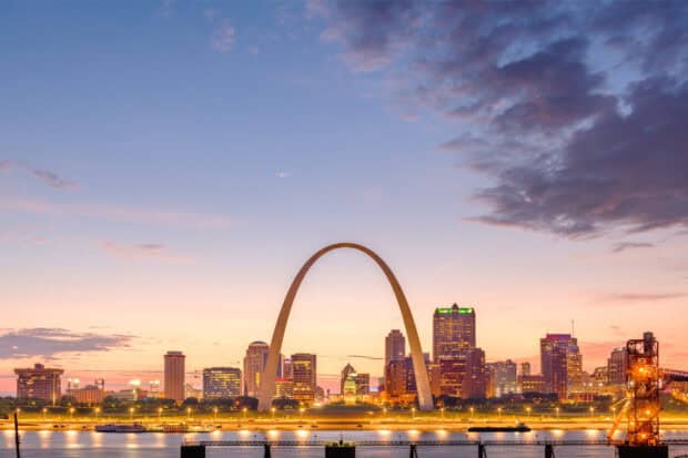 The St Louis skyline features the Gateway Arch illuminated against a colorful sky at sunset, 2K Desktop Wallpaper