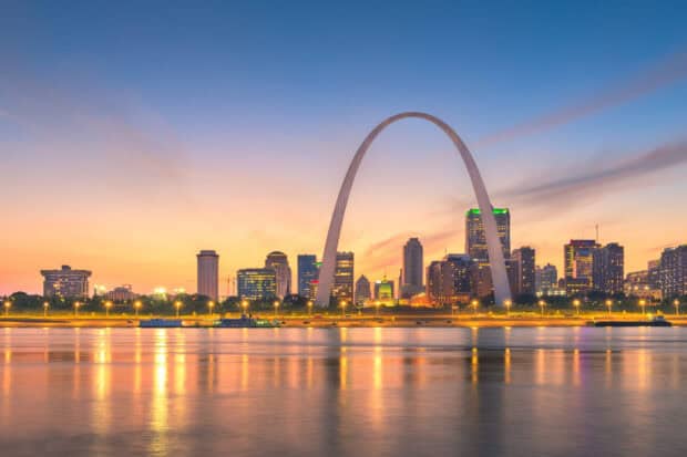 The St Louis skyline features the Gateway Arch during a colorful sunset, 2K Desktop Wallpaper