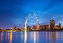 The St Louis skyline features the iconic Gateway Arch reflecting on the river at twilight, HD Desktop Wallpaper