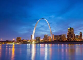 The St Louis skyline features the iconic Gateway Arch reflecting on the river at twilight, HD Desktop Wallpaper