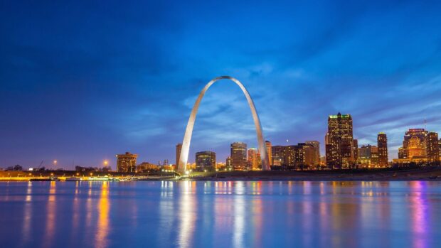 The St Louis skyline features the iconic Gateway Arch reflecting on the river at twilight, HD Desktop Wallpaper