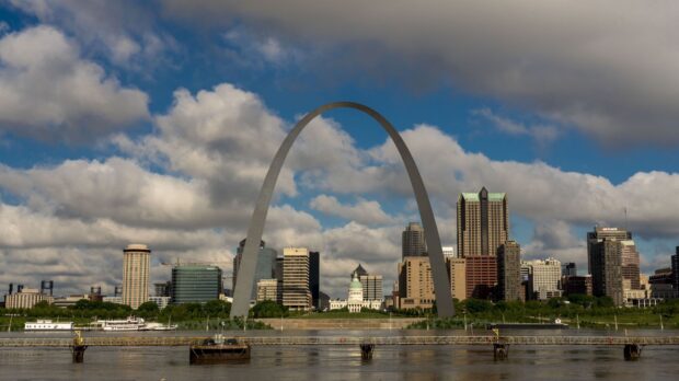 The St Louis skyline features the Gateway Arch and surrounding buildings under a cloudy sky, HD Desktop Wallpaper