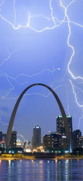 The St Louis skyline is illuminated by lightning strikes above the city arch, HD Phone Wallpaper