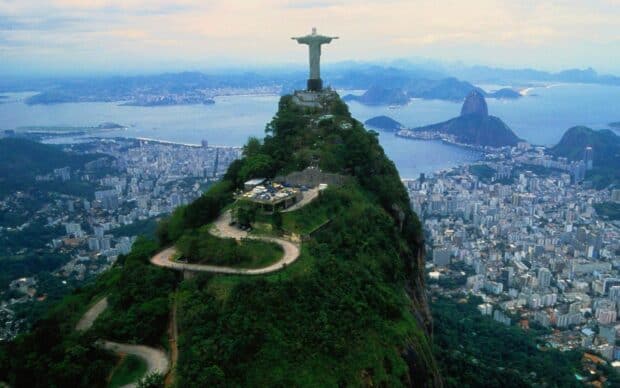The statue of Christ overlooking Rio De Janeiro city and bay, 2K Desktop Wallpaper