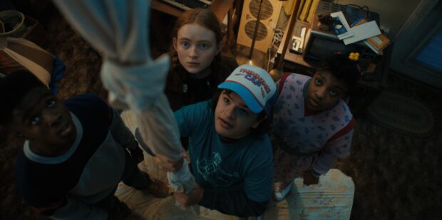 Gaten Matarazzo and friends reach for a rope inside a room, 4K Desktop Wallpaper