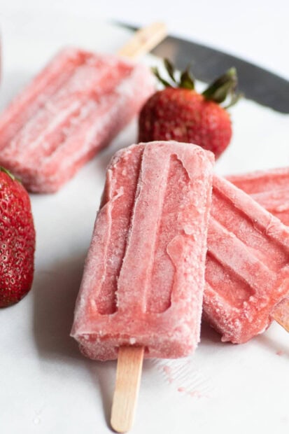A close up of frozen strawberry popsicles with fresh strawberries, HD Phone Wallpaper