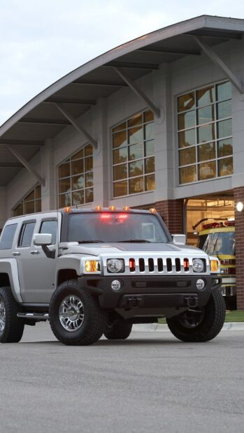 A white Hummer H3 is parked outside a building with large windows, HD Phone Wallpaper