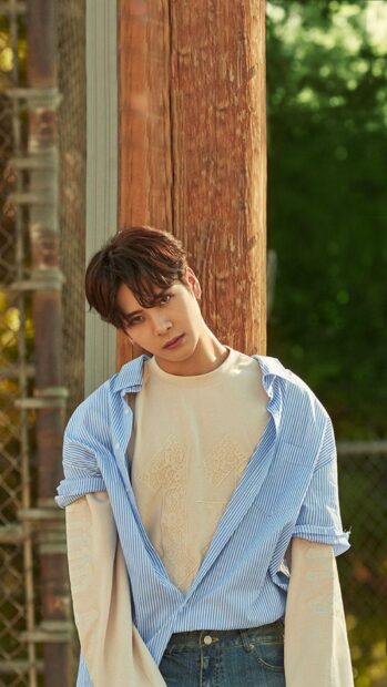 Jackson Wang wallpapers featuring him leaning on wooden post, HD Mobile Wallpaper