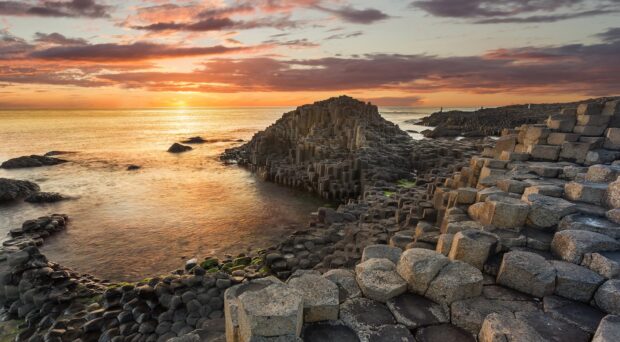 The Giants Causeway features unique hexagonal basalt columns along the coast at sunset, HD Desktop Wallpaper