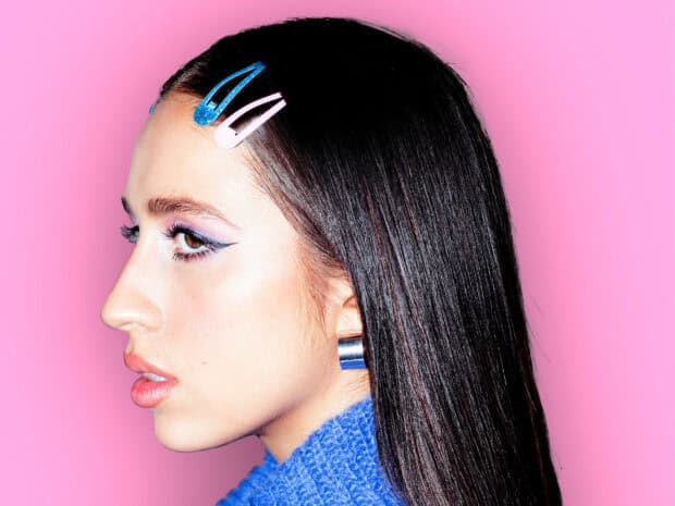 Tate Mcrae shows side profile with colorful makeup and hair clips, HD Desktop Wallpaper