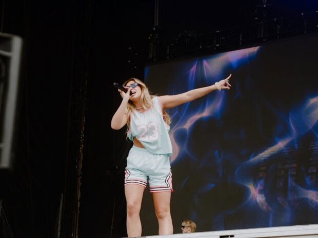 Tate Mcrae is passionately singing during a live concert performance, HD Desktop Wallpaper