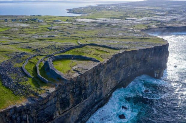 The Aran Islands feature ancient stone forts on cliffs above the ocean, HD Desktop Wallpaper