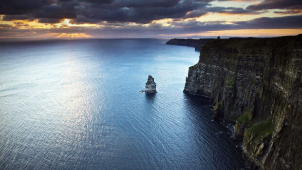 The Aran Islands show dramatic cliffs and calm ocean under a cloudy sky, 4K Desktop Wallpaper