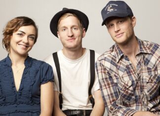 The Lumineers band members are sitting together and smiling at the camera, HD Desktop Wallpaper