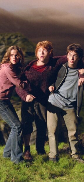 The Prisoner Of Azkaban characters look surprised and stand closely together outdoors at night, HD Mobile Wallpaper