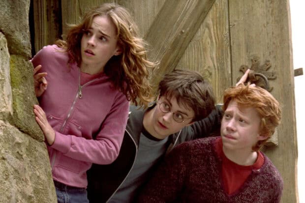 Harry, Hermione, and Ron cautiously peek through a wooden door in The Prisoner Of Azkaban, HD Desktop Wallpaper