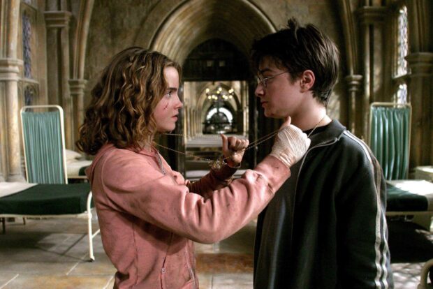 Hermione holds a time turner close to Harry in a castle corridor, 2K Desktop Wallpaper