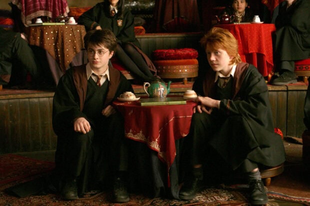 Harry and Ron are sitting near a table in a cozy room in The Prisoner Of Azkaban, 2K Desktop Wallpaper